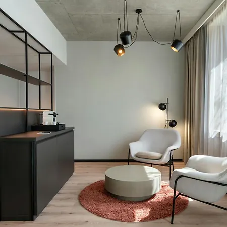 Moxy Downtown Hotel *