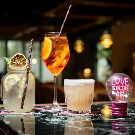Moxy Downtown Hotel